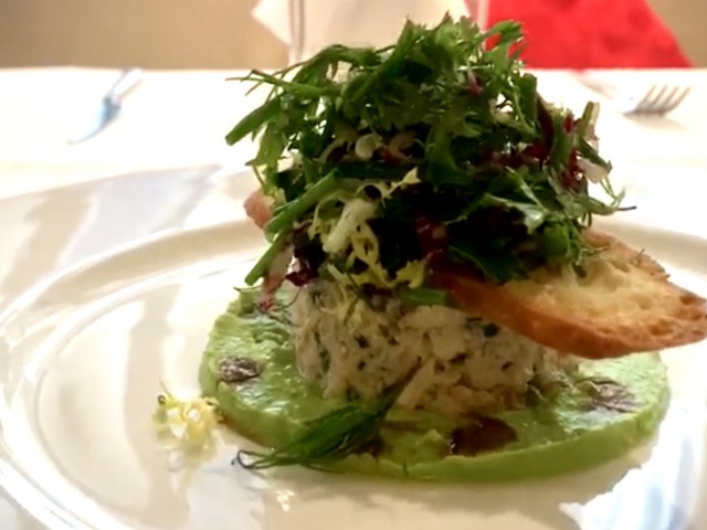 La Lorraine Chair de tourteaux  / Crème de petit pois / l’huile de Truffe noire