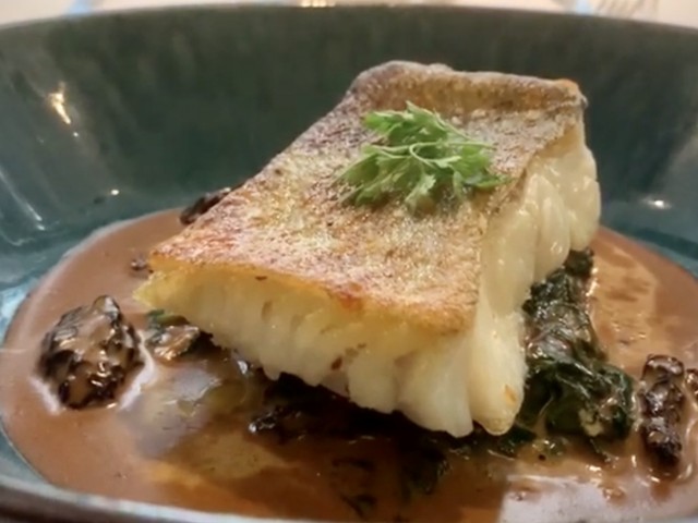 La Lorraine Dos de cabillaud rôti / Sauce morille / Pousses d’épinard