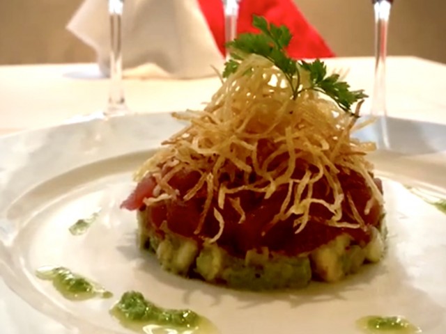 La Lorraine  Tartare de thon rouge / Concassé d’Avocat aux aromates / Chips de pommes de terre