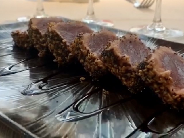 La Lorraine Thon Rouge mi- cuit / Graines de sésames & pavots / Sauce aigre douce  / Piment doux